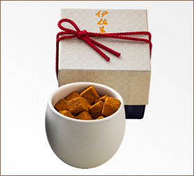 伊佐美焼酎チョコ《スイート》有田焼・白イメージ